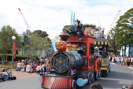 東京ディズニーランドの新ハロウィーンパレード「スプーキー“Boo!”パレード」お披露目