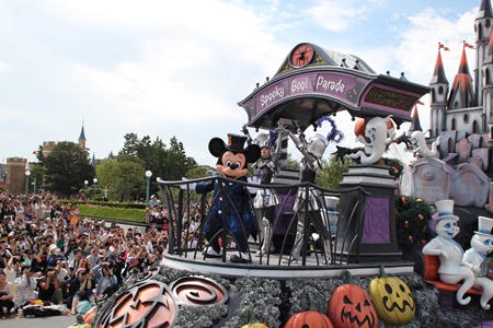 東京ディズニーランドの新ハロウィーンパレード「スプーキー“Boo!”パレード」お披露目