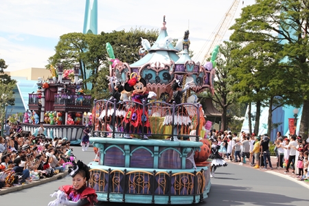 東京ディズニーランドの新ハロウィーンパレード「スプーキー“Boo!”パレード」お披露目