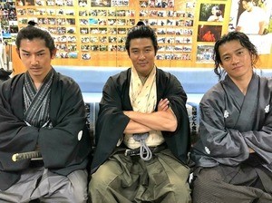 鈴木亮平、瑛太＆小栗旬との『西郷どん』3ショット公開