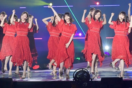 乃木坂46 真っ赤な衣装で4曲熱唱 Girlsaward最多出演更新 マイナビニュース