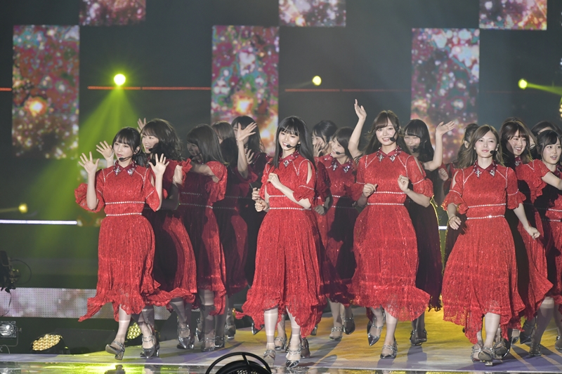 乃木坂46、真っ赤な衣装で4曲熱唱! GirlsAward最多出演更新 | マイナビニュース