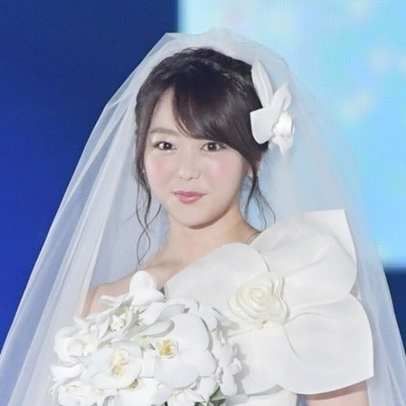 峯岸みなみ、ウエディングドレス姿で婚活宣言!?「30歳までに結婚したい