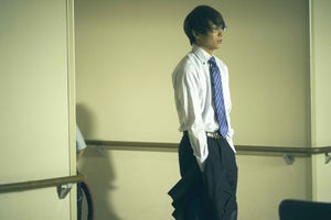 須賀健太、凛々しい大人スーツ姿にプロデューサーも称賛! 支える恋熱演