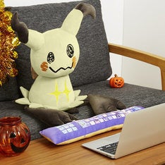 さみしがり屋のポケモン・ミミッキュを忠実に再現したPCクッション登場