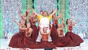 渡辺直美「ヒザが爆発!」ダンスチームと即興コラボダンス披露