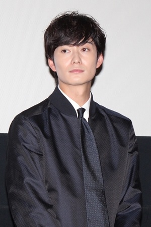 『家族のはなし』舞台挨拶に岡田将生、鉄拳ら登場