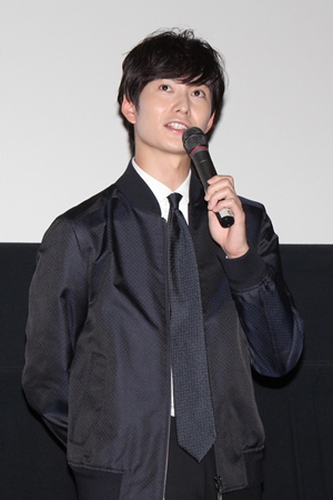『家族のはなし』舞台挨拶に岡田将生、鉄拳ら登場