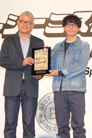 菜々緒、ベストジーニスト殿堂入りで“菜々緒ポーズ”「感謝を込め
