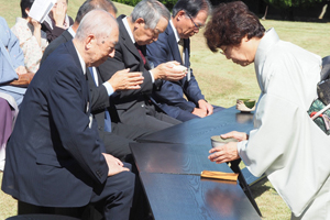 織部の茶碗のほか、富士山を模した、宗哉による「富士釜」にも参加者の注目が集まっていた