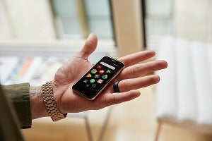 「Palm Phone」が米国で登場 - 懐かしのPDAが超小型スマホに進化