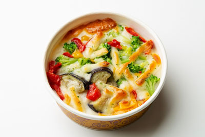 「鶏むね肉と彩り野菜のグラタン」(4個入り税別1,723円)