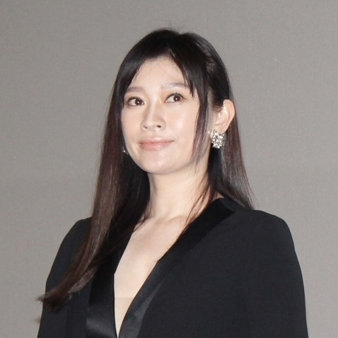 篠原涼子 胸元開いたセクシー衣装で魅了 自身は西島秀俊に熱視線 マピオンニュース