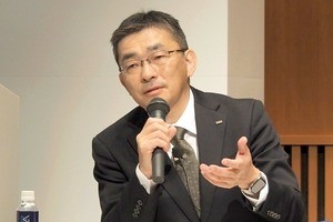 KDDIの高橋社長、「ドコモの会見に驚いた、株価も下がった」と苦笑い