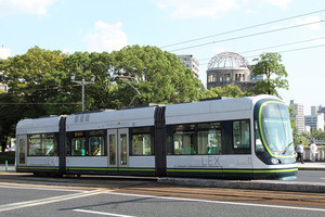 広島電鉄の電車グッズ、銀座のひろしまブランドショップで販売中