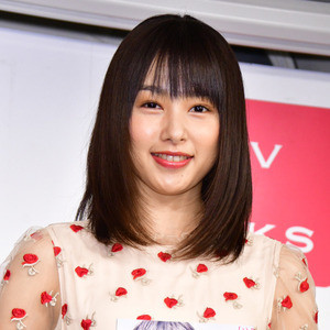 桜井日奈子、2019年のカレンダーは太ももチラリで色気