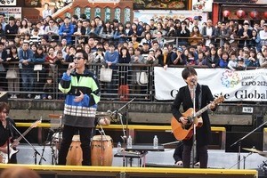 コブクロ、道頓堀川船上でゲリラライブ「この街と皆さんに感謝」