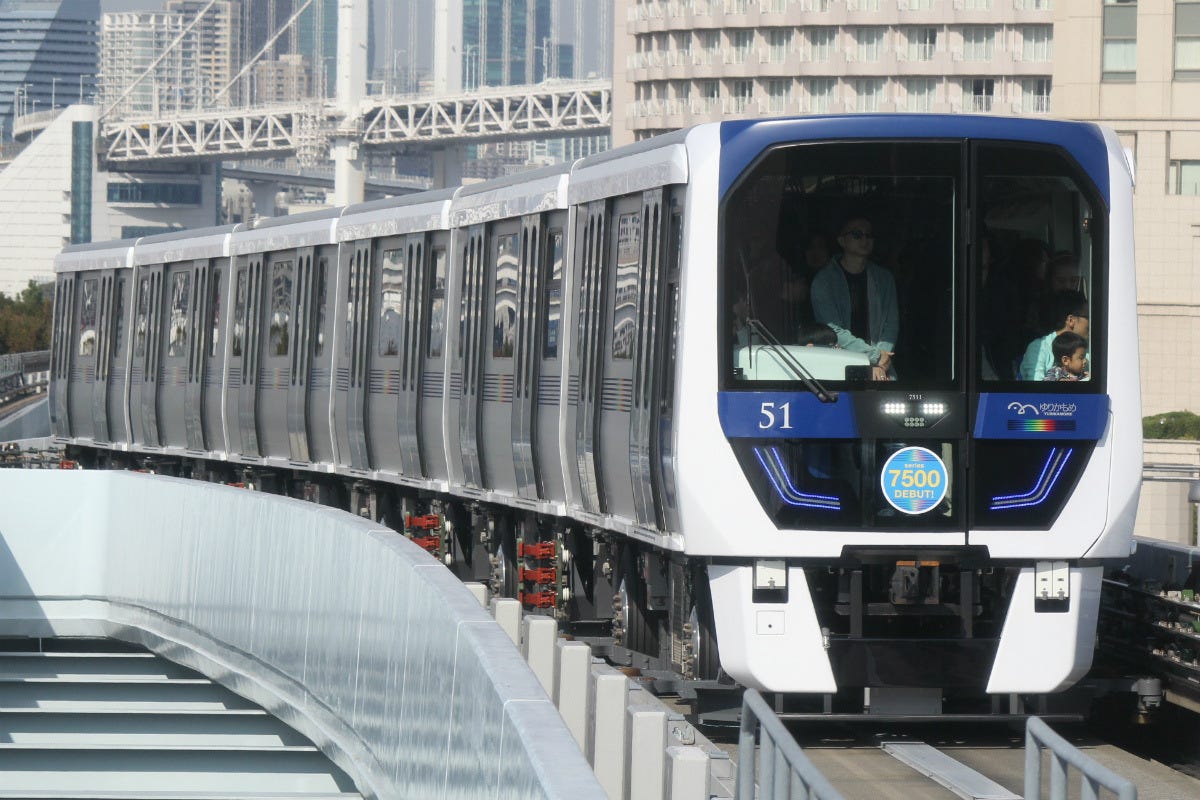 ゆりかもめ新型車両7500系デビュー ヘッドマーク掲げ豊洲駅を発車 マイナビニュース