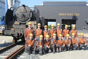 東武鉄道、蒸気機関車C11形を動態保存用に復元へ - 搬入作業を公開