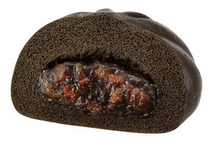 ミニストップ、黒いカレーを黒い生地で包んだ「ビーフ黒カレーまん」発売