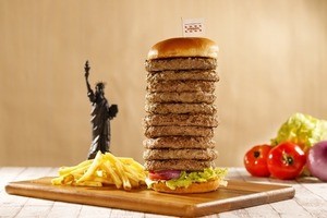 ハンバーガーのパテが盛り放題! フライデーズの「いい肉の日」イベント