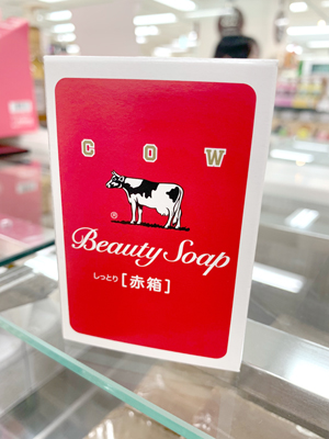 「赤箱」の愛称で長年愛されている「牛乳石鹸 カウブランド 赤箱 100g」(108円)