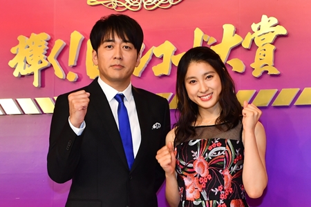 『第60回輝く! 日本レコード大賞』で司会を務める安住紳一郎アナと土屋太鳳