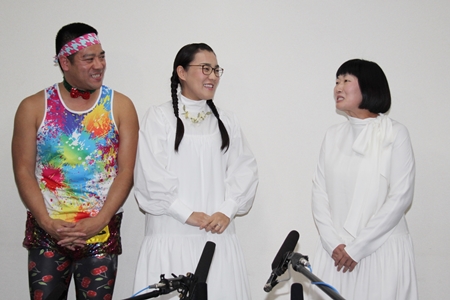 結婚会見を行ったチェリー吉武とたんぽぽ・白鳥久美子