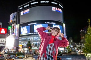 LiSA、「赤い罠(who loves it?)」MVを新宿ユニカビジョンでサプライズ解禁