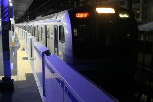JR東日本、新小岩駅ホームドア使用開始 - 総武快速線ホームに導入