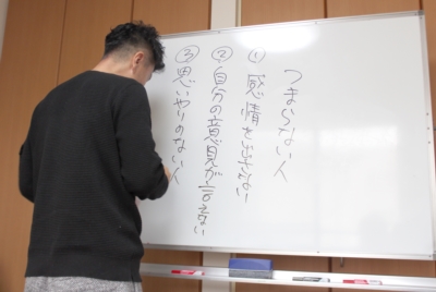 「つまらない人」の特徴を書き出す殿村氏 熱のこもったトークは常に笑いがある