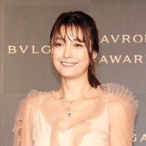 木下優樹菜、シースルードレスでスラリ美脚披露