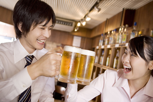 忘年会や新年会に伴う二日酔いには注意しよう（写真：マイナビニュース ）