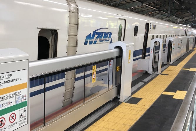 Jr西日本 岡山駅 大阪駅 高槻駅の一部ホームに可動式ホーム柵