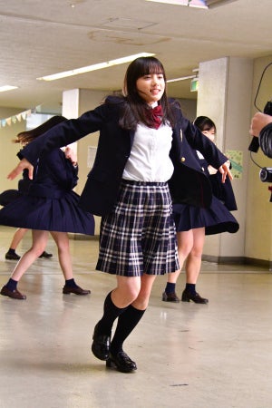 清原果耶 女子高生たちと高校サッカーの応援ダンスを初披露 マイナビニュース