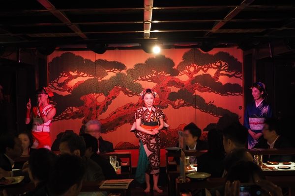 安宅丸では、「WAGAKU」と呼ばれる役者が宴を盛り上げる。毎回3人の役者が出演し、中には劇団四季を退団後この船に携わる人もいるそうだ