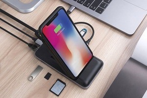 ロア、可変スタンドでスマホを充電できるQi対応8in1 USB-Cハブ