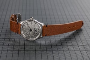 ジン、ダマスカス模様の特殊鋼を用いた機械式時計「1800.DAMASZENER」