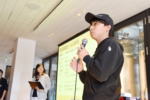 イベントには、同店にてヘッドブリュワーを務める古川淳一氏も登壇。「参加者のこれからの社会人生活を表現した」というコンセプトの同イベント限定醸造ビールで乾杯の音頭を取った