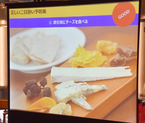 お酒を飲む前に食べておくといい食材は「チーズ」