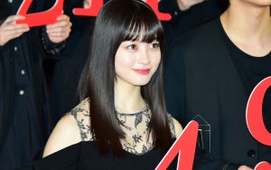 橋本環奈、シックな肩出し衣装で大人の魅力! 成長したのは「集中力」