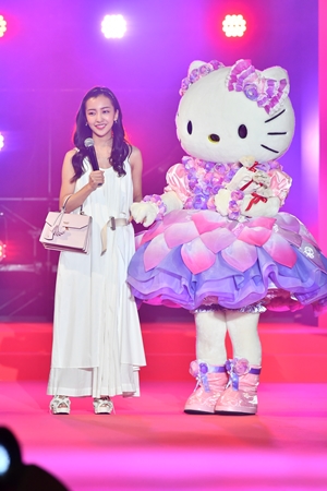 板野友美