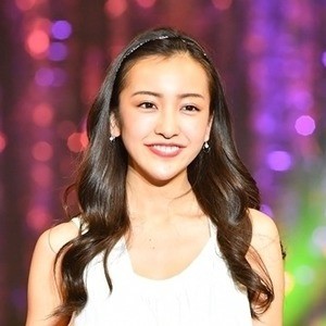 板野友美、白いノースリーブワンピでさわやかに