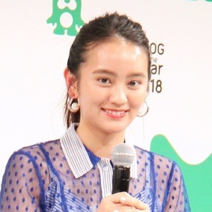 岡田結実、シースルーワンピで肌見せ! すらり美脚も披露