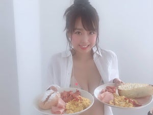 NMB48加藤夕夏、水着グラビアのオフショット公開で「お皿が邪魔でしかたない」