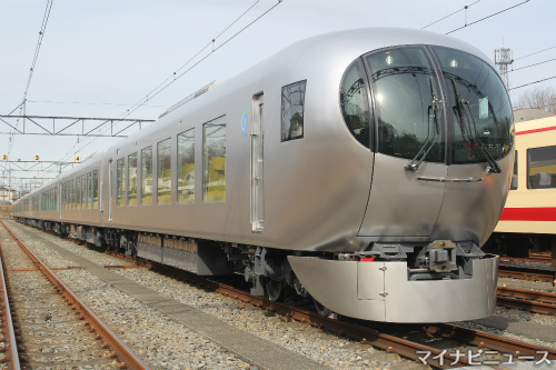 西武鉄道の新型特急車両001系「ラビュー」。3月16日にデビューする(写真：マイナビニュース)