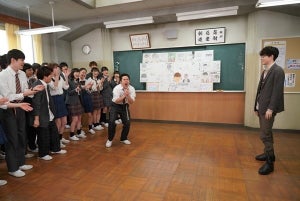 菅田将暉『3年A組』生徒全員から誕生日祝い「いい生徒を持った」