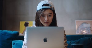 Apple、「Macの向こうから」の新CMを公開 - 新生活向けに大学生が登場