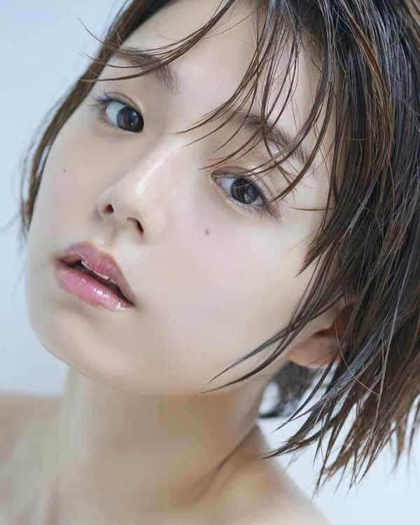 篠崎愛 雑誌グラビアのアザーカット公開に 肌が透きとおるよう マイナビニュース