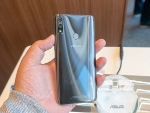 Asus 2万円台からのsimフリースマホ Zenfone Max 新モデル マイナビニュース